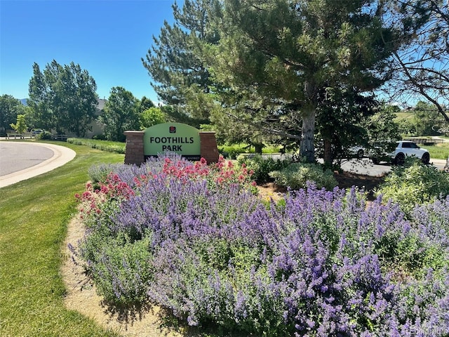 community sign featuring a lawn