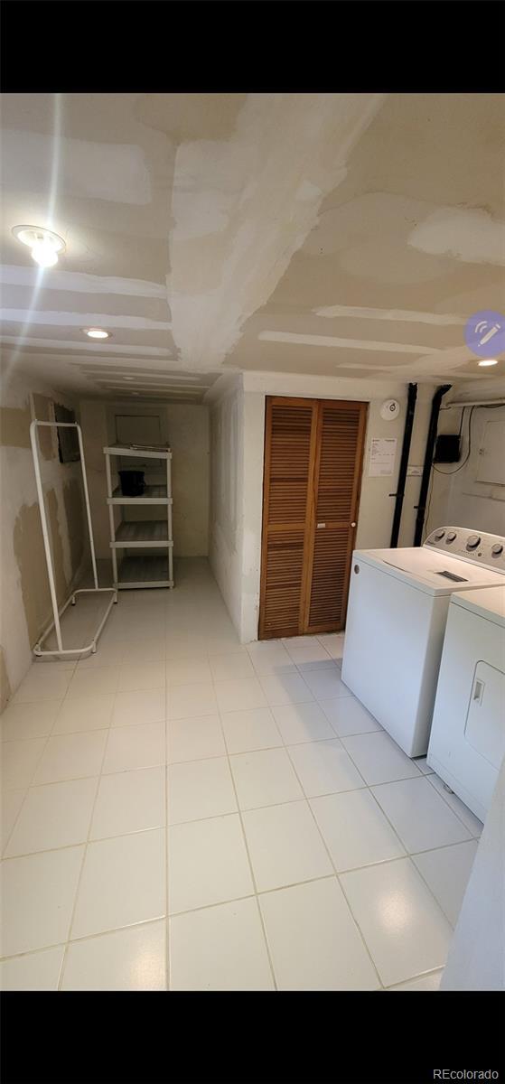 914 E Iowa Ave, Denver, CO 80210 - finished basement with washer and clothes dryer