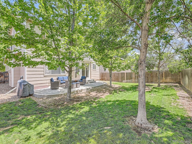 view of yard featuring an outdoor hangout area and a patio area