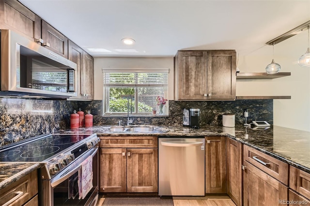 6338 S Oneida Ct, Centennial, CO 80111 - kitchen featuring stainless steel appliances, a sink, dark stone countertops, tasteful backsplash, and recessed lighting