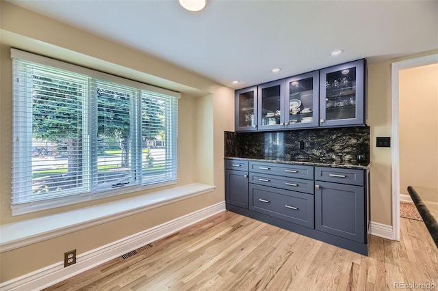 6338 S Oneida Ct, Centennial, CO 80111 - bar area featuring healthy amount of natural light, light wood-style flooring, backsplash, baseboards, and recessed lighting