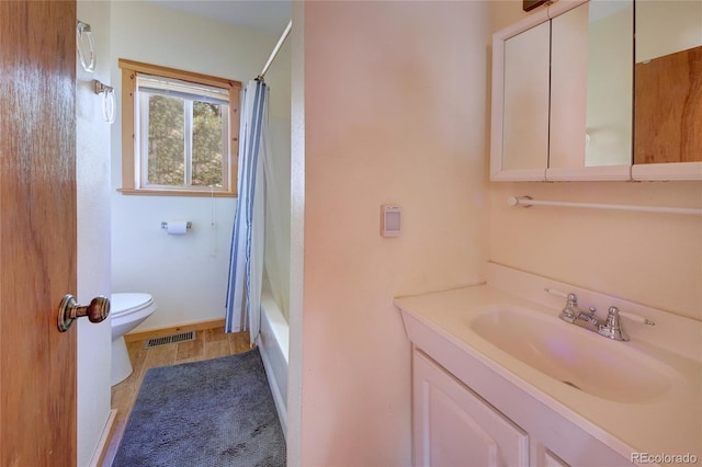 full bathroom with shower / bath combination with curtain, vanity, and toilet