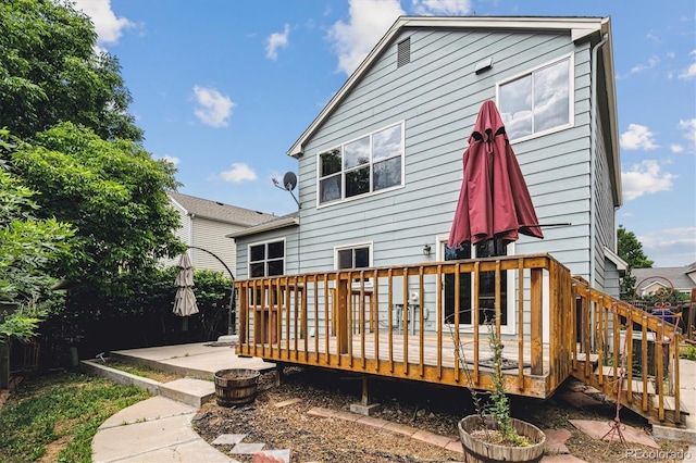 2780 S Cathay Ct, Aurora, CO 80013 - back of property with a wooden deck