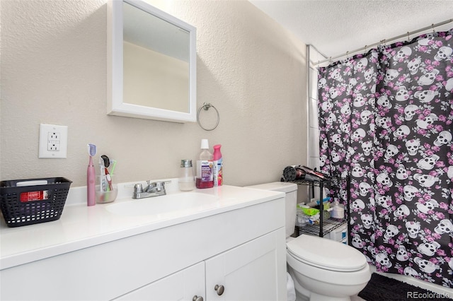 full bath with toilet, a shower with curtain, a textured ceiling, and vanity