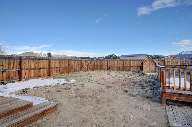 view of yard with a mountain view