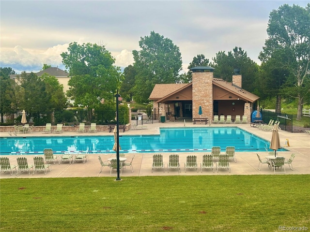 8114 Briar Ridge Dr, Castle Pines, CO 80108 - community pool with a patio