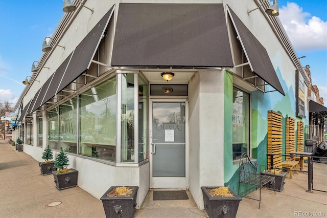 view of exterior entry with stucco siding