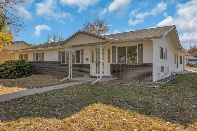 single story home with a front lawn