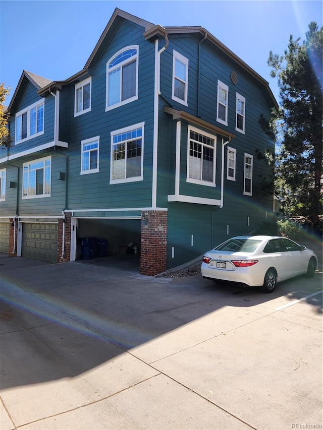 view of front facade with a garage