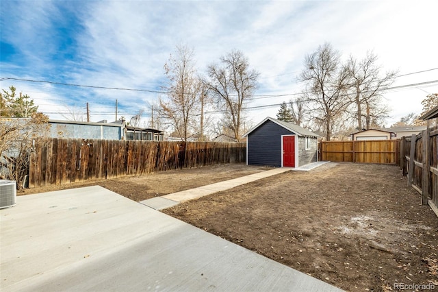 view of yard featuring a shed