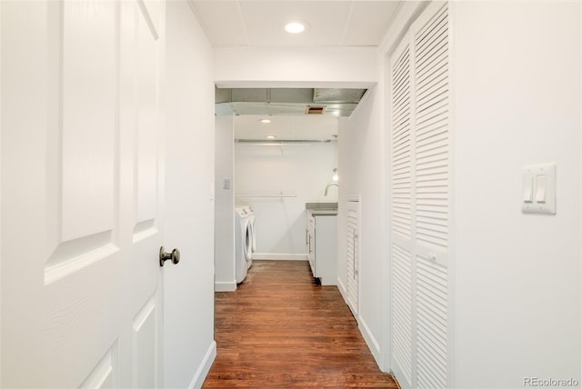 hallway featuring recessed lighting, visible vents, dark wood-type flooring, a sink, and independent washer and dryer