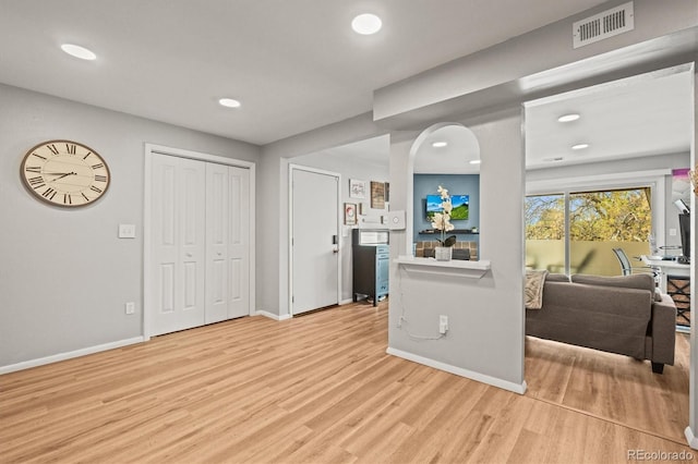 living area with baseboards, light wood-style floors, visible vents, and recessed lighting