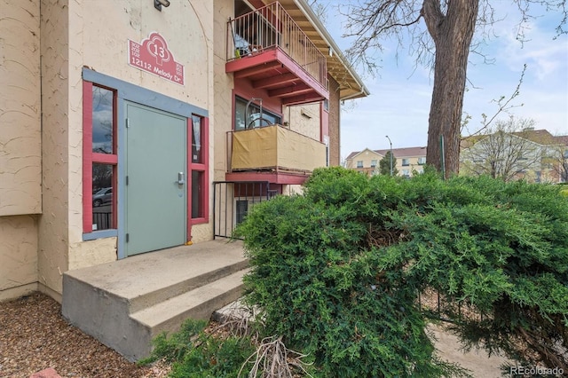 property entrance featuring a balcony