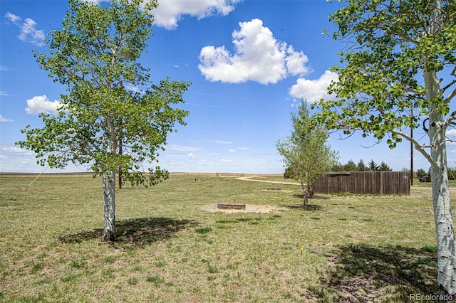 view of yard featuring a rural view