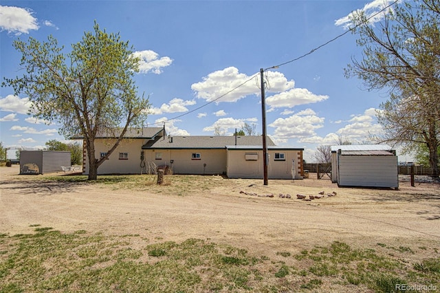 view of yard with a storage unit