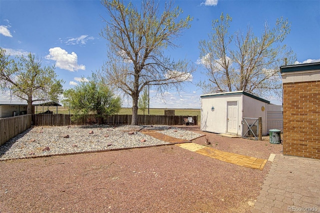 view of yard featuring a shed