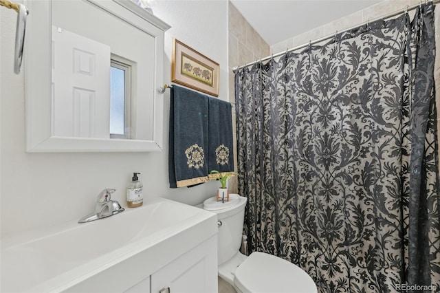 bathroom with toilet, a shower with shower curtain, and vanity