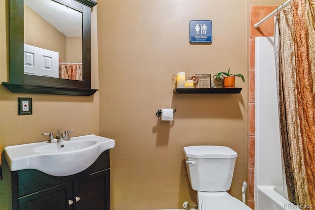 full bathroom with shower / tub combo with curtain, vanity, and toilet