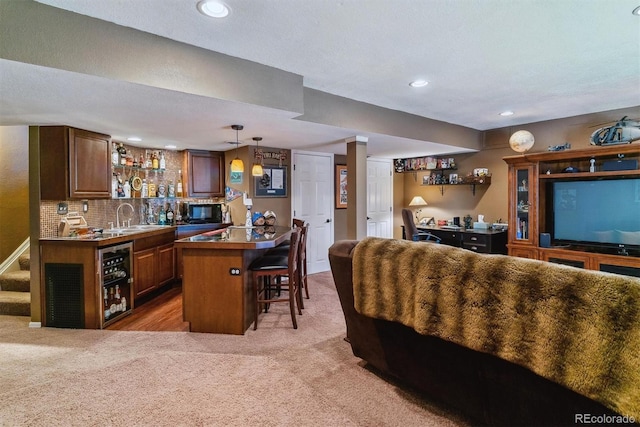 carpeted living room with indoor wet bar and beverage cooler