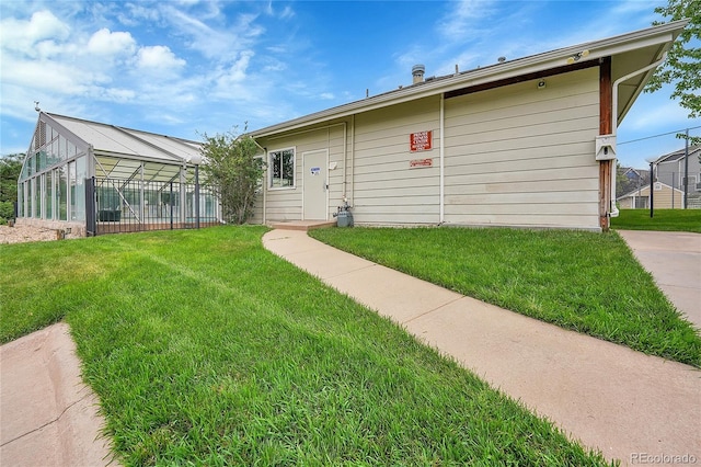 view of side of property featuring a yard