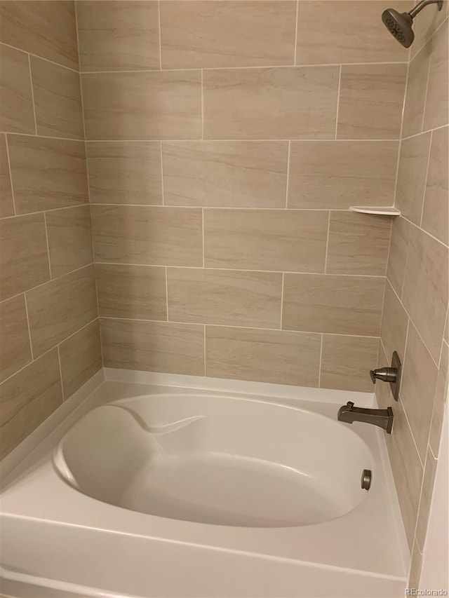 bathroom with tiled shower / bath combo