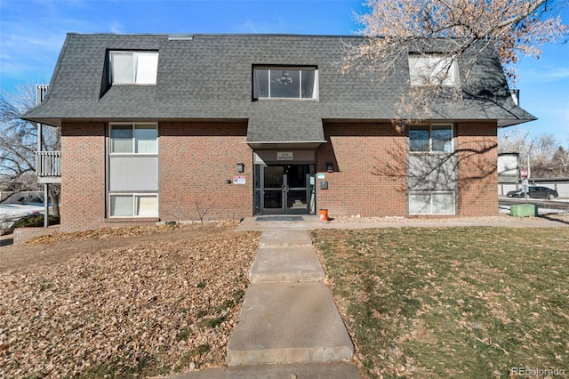 view of front of property with a front lawn