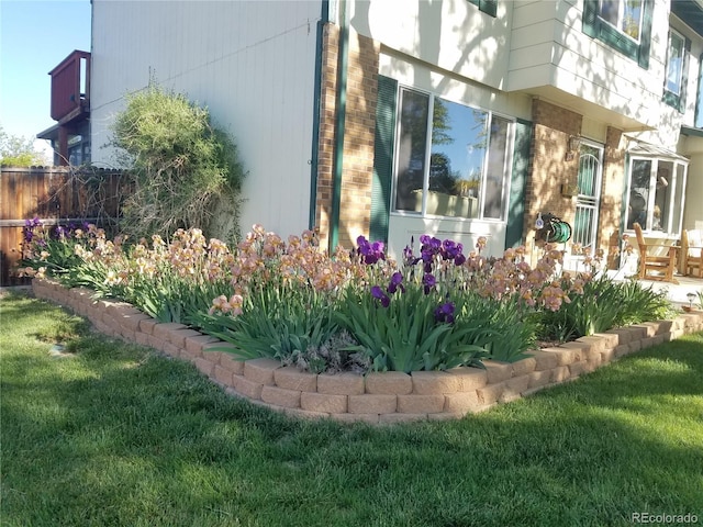 view of side of property featuring a lawn