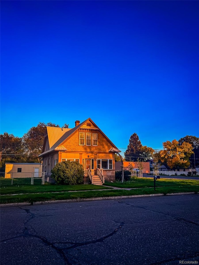 view of front of house with a front lawn