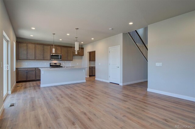 16858 Greyhawk Dr, Monument, CO 80132 - kitchen with visible vents, baseboards, recessed lighting, backsplash, and stainless steel appliances