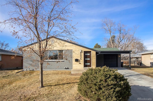 view of front facade featuring a front yard and a garage