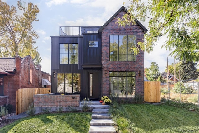 view of front of property featuring a front lawn