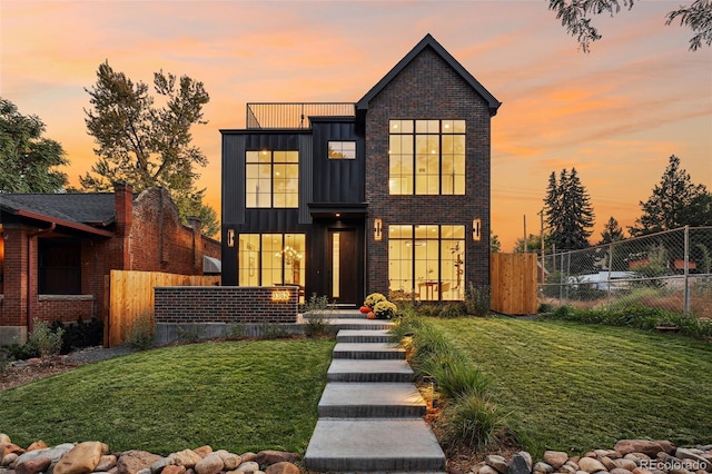 view of front facade featuring a yard