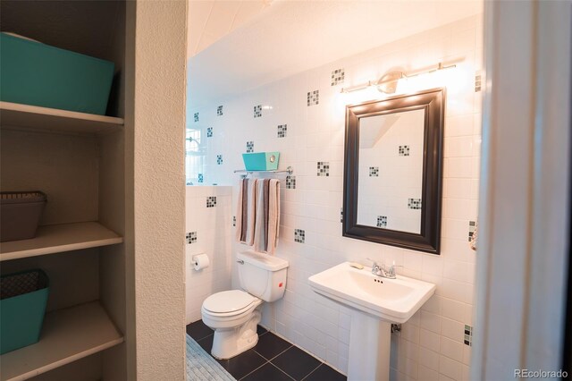 1165 N Pennsylvania St Unit 3B, Denver, CO 80203 - bathroom with toilet, tile patterned floors, and tile walls