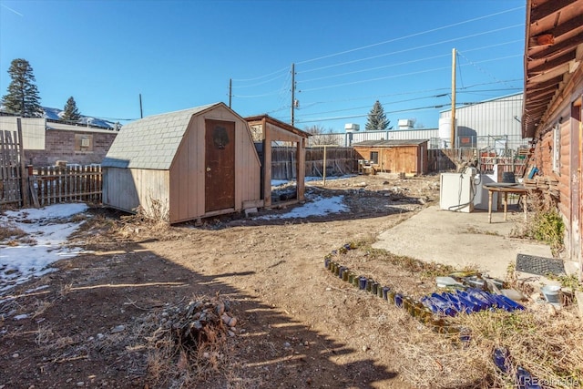 view of yard featuring a storage shed