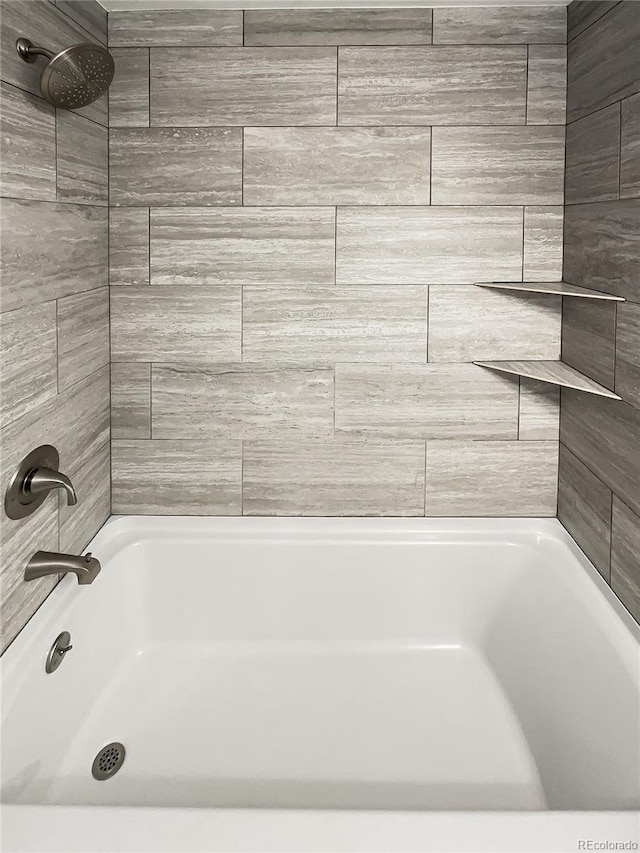 bathroom with tiled shower / bath