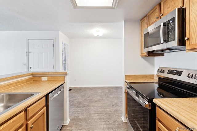 kitchen featuring stainless steel appliances and a textured ceiling