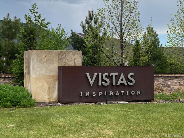 community / neighborhood sign featuring a lawn