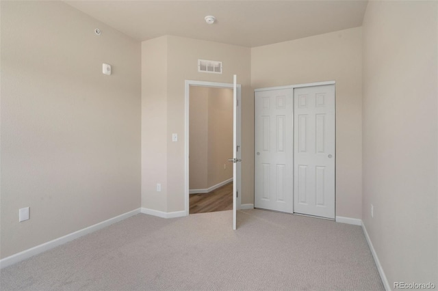 unfurnished bedroom with carpet flooring and a closet