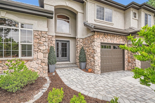 9445 Aspen Hill Cir, Lone Tree, CO 80124 - entrance to property featuring stone siding, stucco siding, and an attached garage