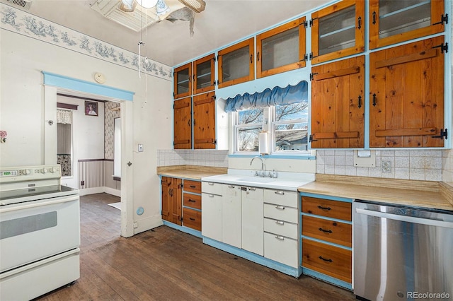 kitchen featuring dark hardwood / wood-style flooring, ceiling fan, sink, dishwasher, and white range with electric cooktop