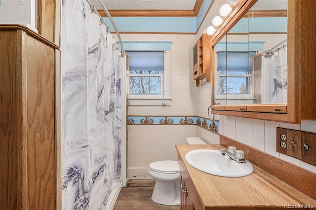 bathroom with vanity, backsplash, crown molding, a shower with shower curtain, and toilet