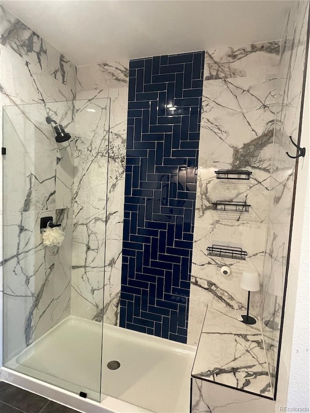 bathroom featuring a tile shower