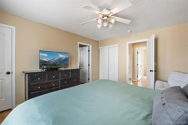 bedroom featuring ceiling fan and a textured ceiling