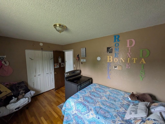 290 W 1st Ave, Broomfield, CO 80020 - bedroom with wood finished floors, a textured ceiling, and a closet