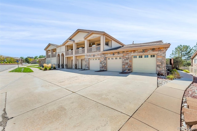 view of front of property featuring a balcony