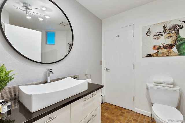 6681 S Abilene Way, Centennial, CO 80111 - bathroom with toilet, visible vents, baseboards, and vanity