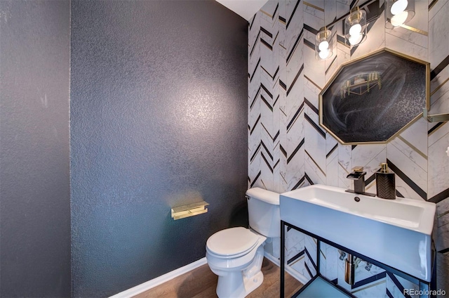 5336 Blair Vw, Colorado Springs, CO 80916 - bathroom with a textured wall, toilet, vanity, wood finished floors, and baseboards