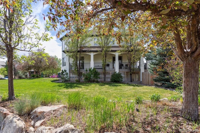 view of front of property with a front lawn and covered porch