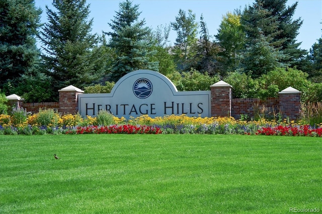community / neighborhood sign featuring a lawn
