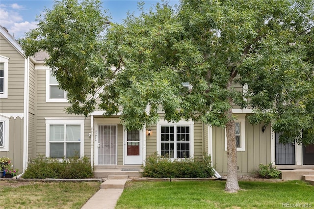 view of front facade with a front yard